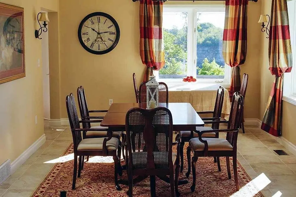 Butterfly Manor Bed & Breakfast Niagara Falls 4*,  Canada